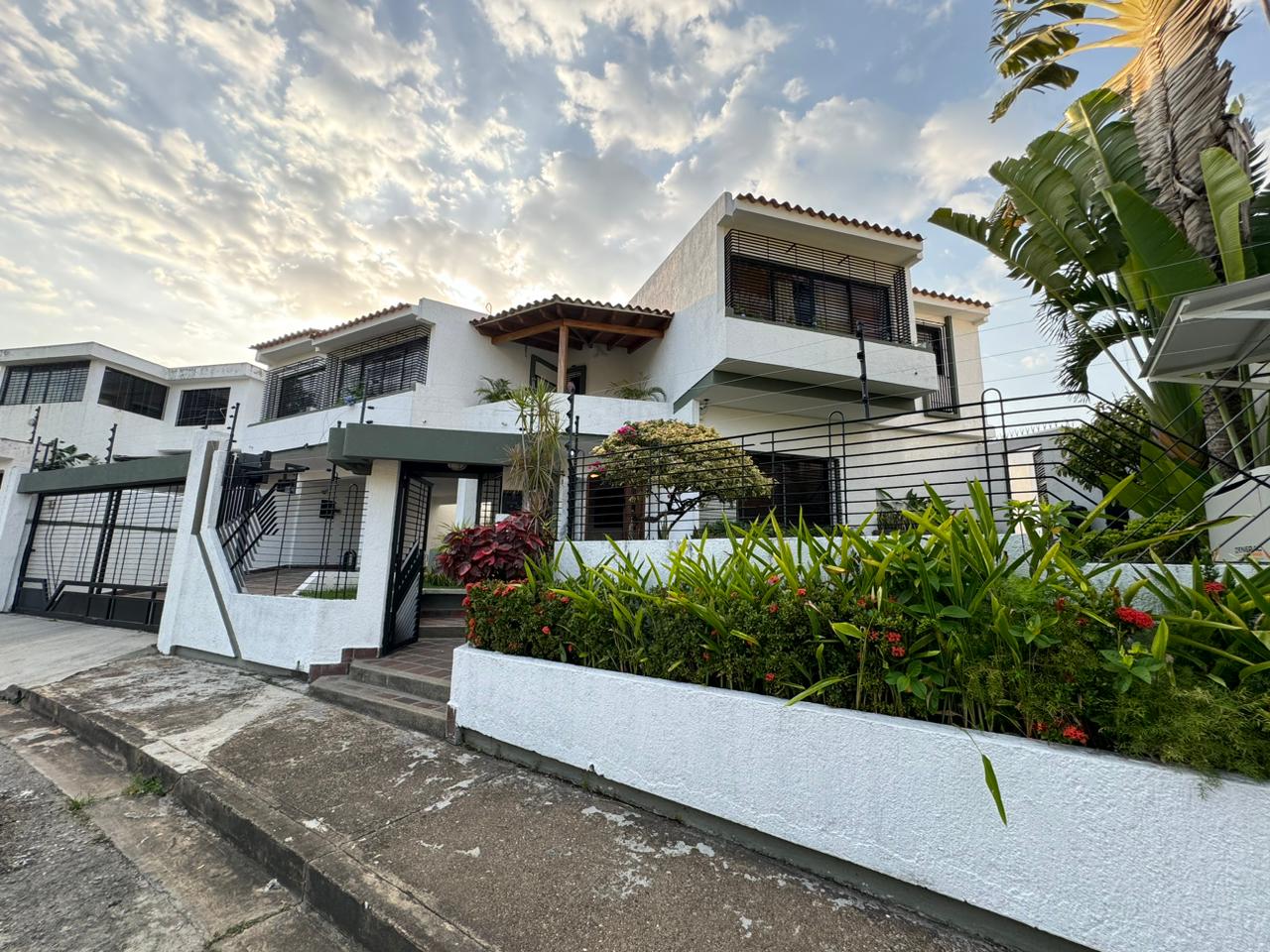 Home in Gated Community Prebo III - Espectacular Casa en Prebo III
